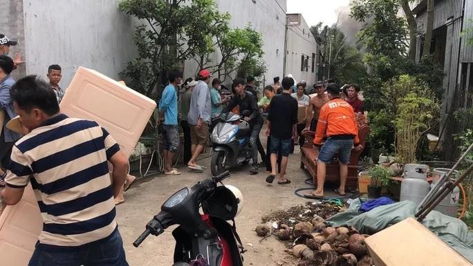 Người dân gần đó di dời đổ đạc, sợ cháy lan Người dân gần đó di dời đổ đạc, sợ cháy lan