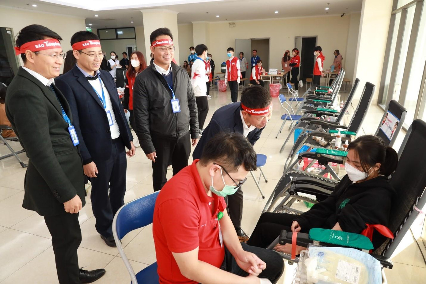 Nhà báo Phùng Công Sưởng – Phó Tổng Biên tập báo Tiền Phong và các đồng chí lãnh đạo Trường Đại học Kinh tế Kỹ thuật Công nghiệp thăm hỏi, động viên các giảng viên, sinh viên nhà trường tham gia hiến máu. Nhà báo Phùng Công Sưởng – Phó Tổng Biên tập báo Tiền Phong và các đồng chí lãnh đạo Trường Đại học Kinh tế Kỹ thuật Công nghiệp thăm hỏi, động viên các giảng viên, sinh viên nhà trường tham gia hiến máu.