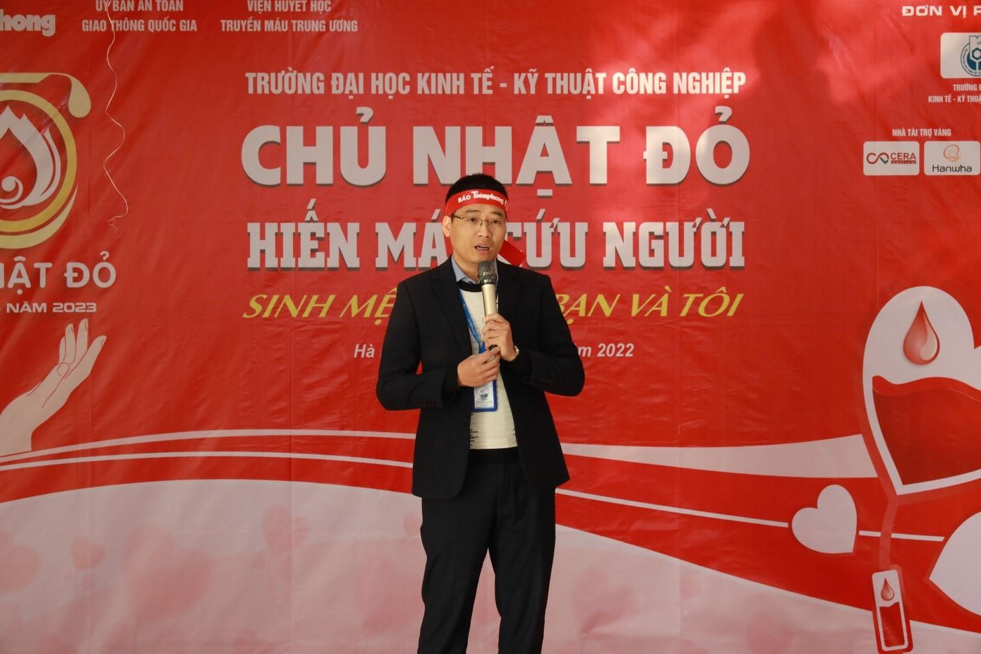 TS Nguyễn Hữu Quang – Thường vụ Đảng uỷ – Phó hiệu Trưởng trường Đại học Kinh tế Kỹ thuật Công nghiệp. TS Nguyễn Hữu Quang – Thường vụ Đảng uỷ – Phó hiệu Trưởng trường Đại học Kinh tế Kỹ thuật Công nghiệp.