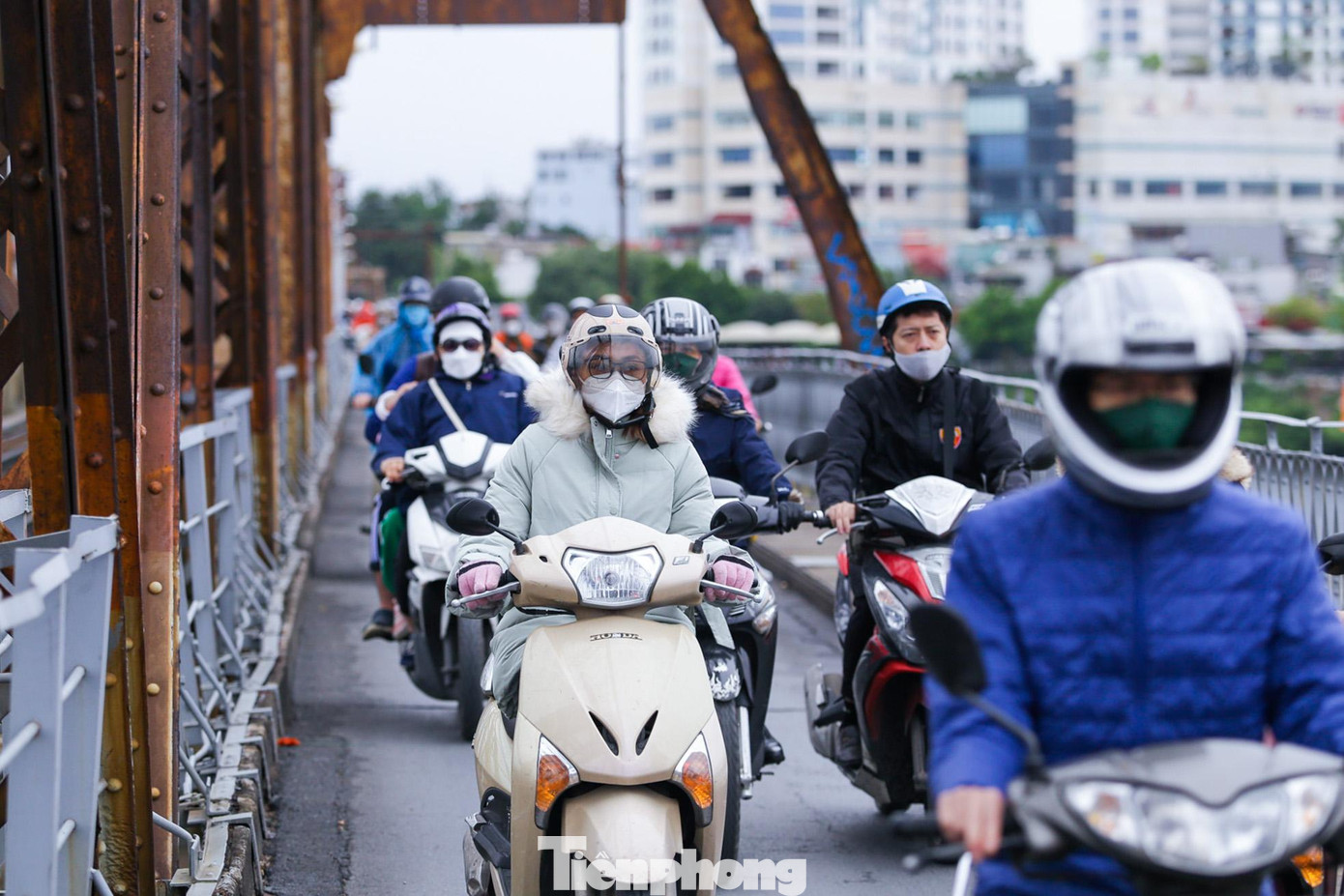 Để chống lại cái lạnh đầu mùa, mọi người khi ra đường ngoài áo ấm còn trang bị thêm mũ, khẩu trang, găng tay...