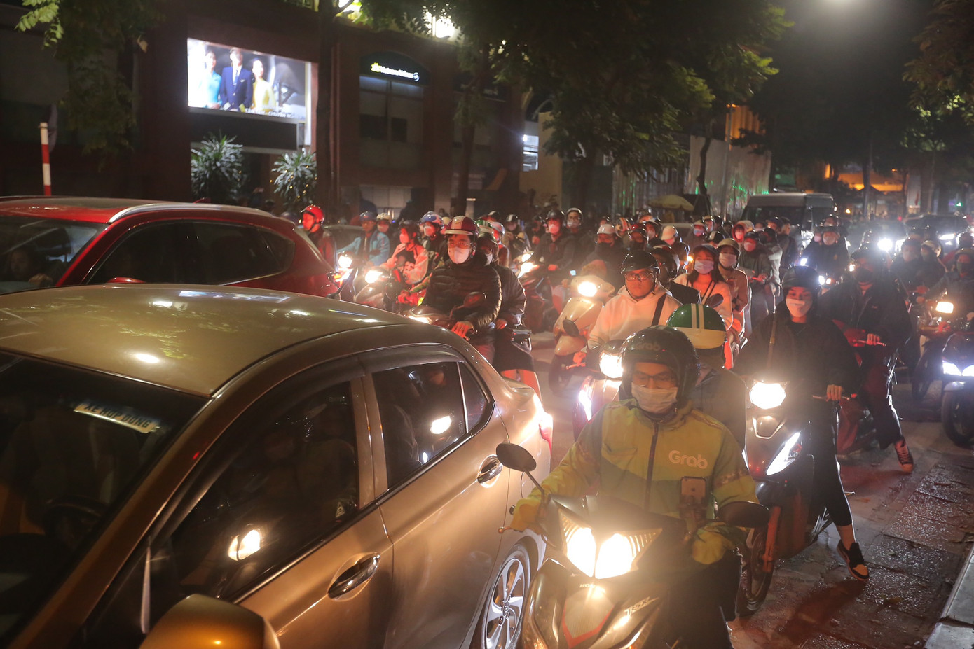 Các tuyến phố xung quanh trở nên tắc nghẽn các phương tiện. Hình ảnh ghi nhận trên phố Quang Trung.