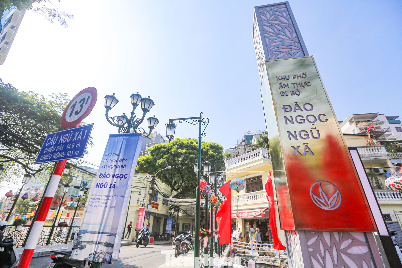 Khu ẩm thực đêm kết hợp phố đi bộ Đảo Ngọc - Ngũ Xã (phường Trúc Bạch, Ba Đình, Hà Nội) sẽ chính thức khai trương vào 19h tối nay (23/12). Đây sẽ là khu phố ẩm thực đêm thứ hai ở Hà Nội. Khu ẩm thực đêm kết hợp phố đi bộ Đảo Ngọc - Ngũ Xã (phường Trúc Bạch, Ba Đình, Hà Nội) sẽ chính thức khai trương vào 19h tối nay (23/12). Đây sẽ là khu phố ẩm thực đêm thứ hai ở Hà Nội.