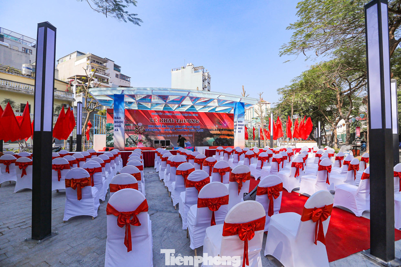 Khu vực sân khấu sẵn sàng cho sự kiện khai trương khu phố ẩm thực đi bộ. Khu vực sân khấu sẵn sàng cho sự kiện khai trương khu phố ẩm thực đi bộ.
