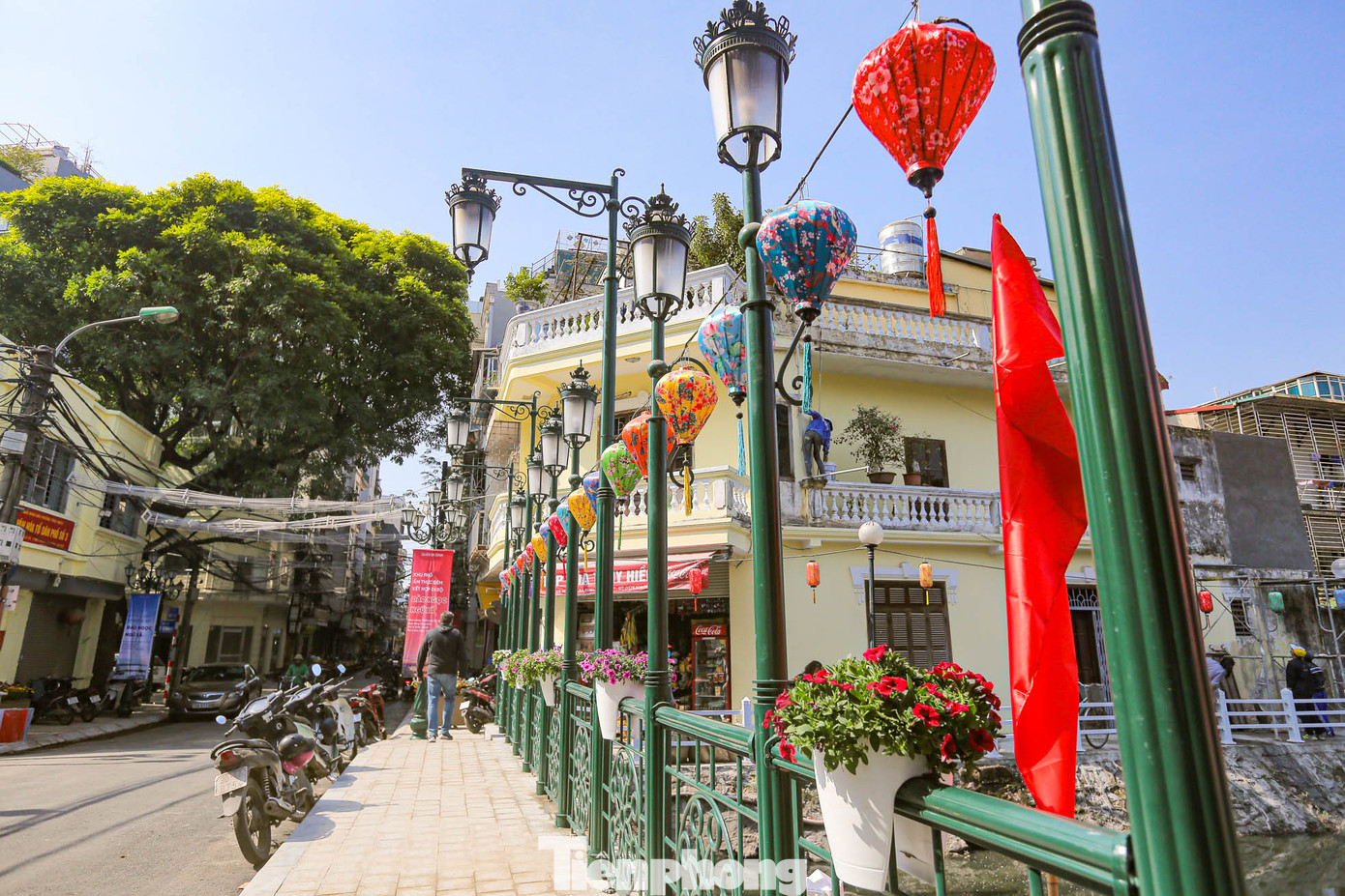 Lan can cầu Ngũ Xã 1 đã được thay mới toàn bộ, được trang trí các chậu hoa và đèn lồng lung linh. Lan can cầu Ngũ Xã 1 đã được thay mới toàn bộ, được trang trí các chậu hoa và đèn lồng lung linh.