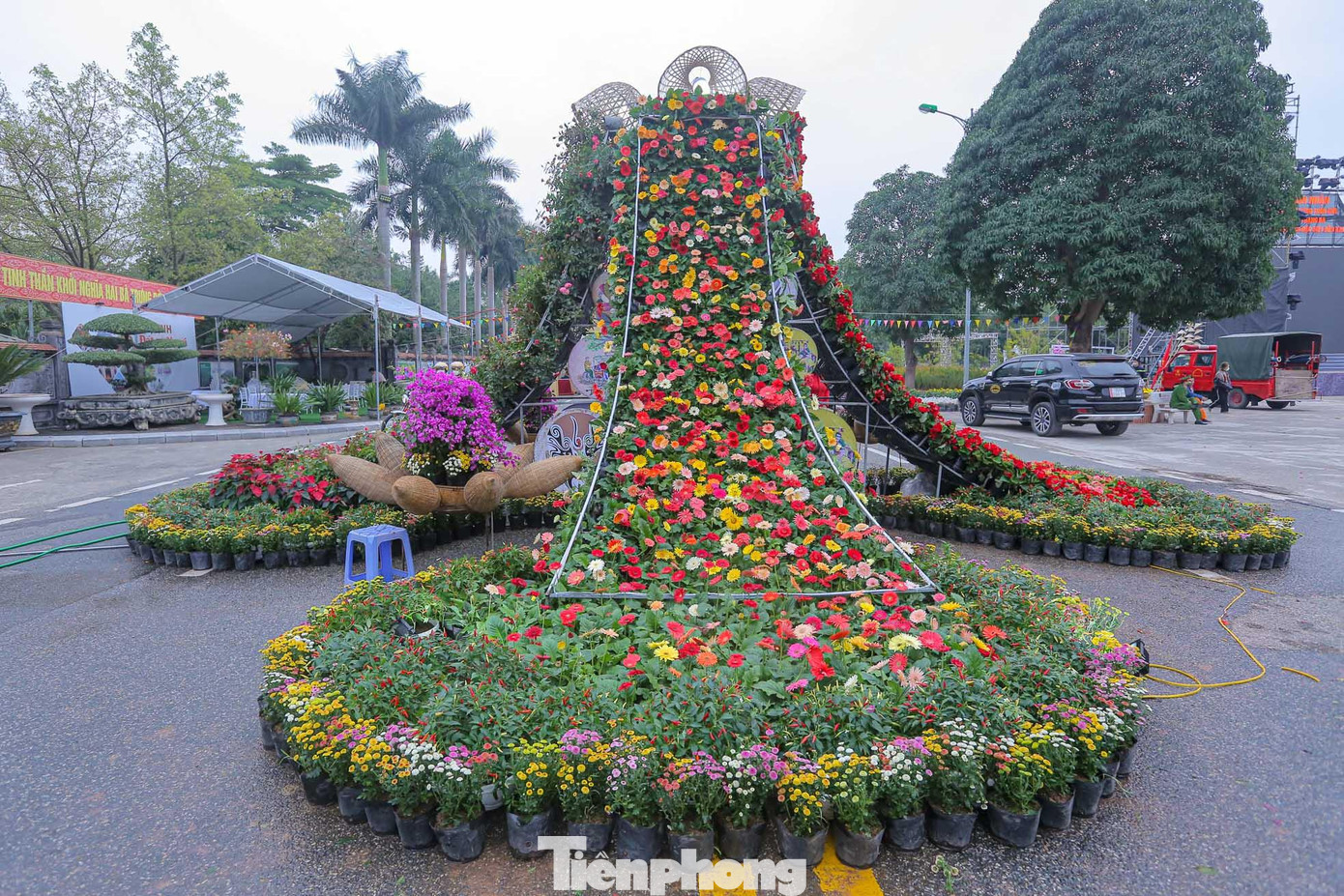 Các thác hoa cao 4-5m được dựng lên phục vụ du khách tham quan, chụp ảnh.