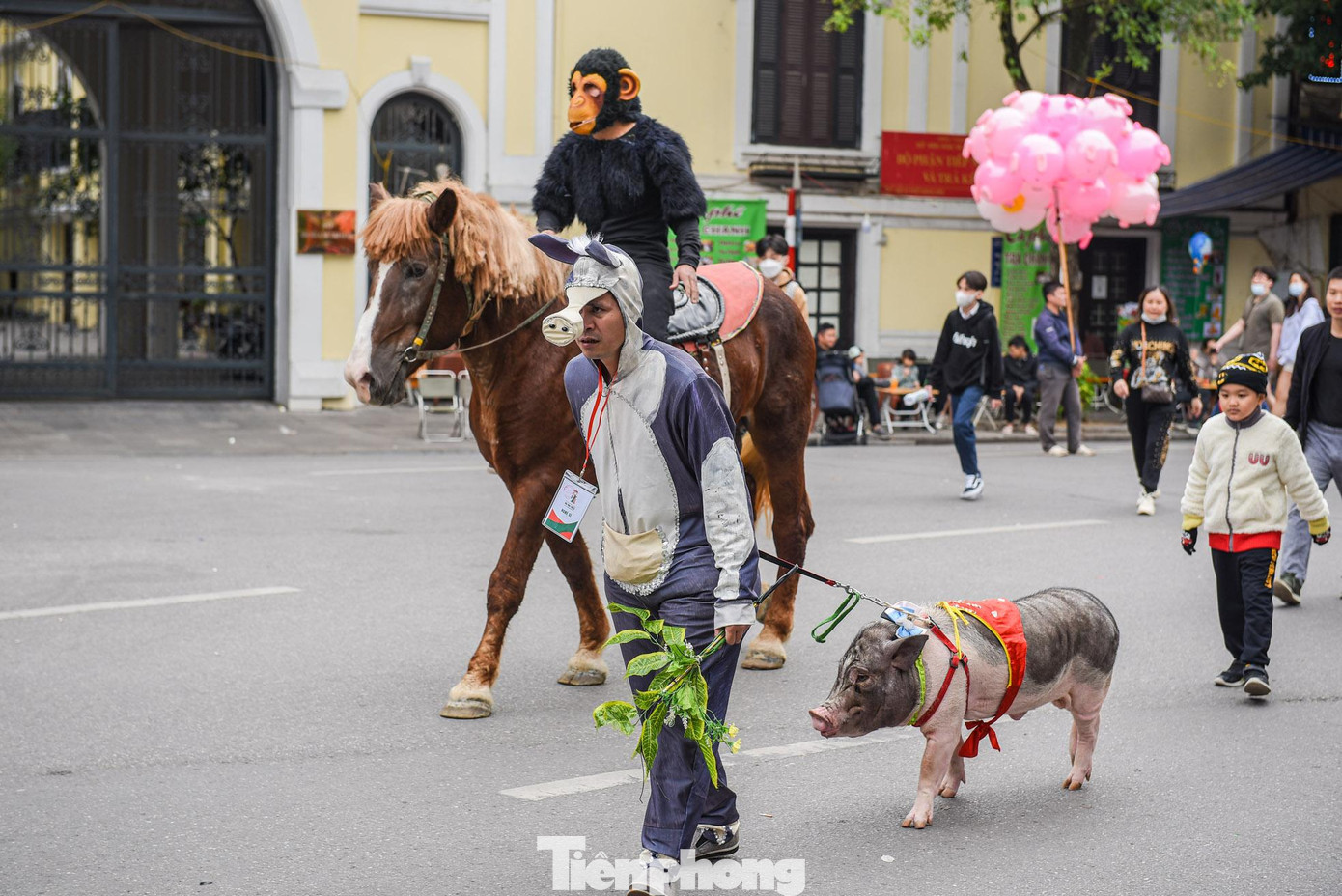 Chương trình còn có các tiết mục xiếc thú ngộ nghĩnh với sự tham gia của nhiều loài động vật như ngựa, trâu, dê, lợn, lạc đà... Chương trình còn có các tiết mục xiếc thú ngộ nghĩnh với sự tham gia của nhiều loài động vật như ngựa, trâu, dê, lợn, lạc đà...