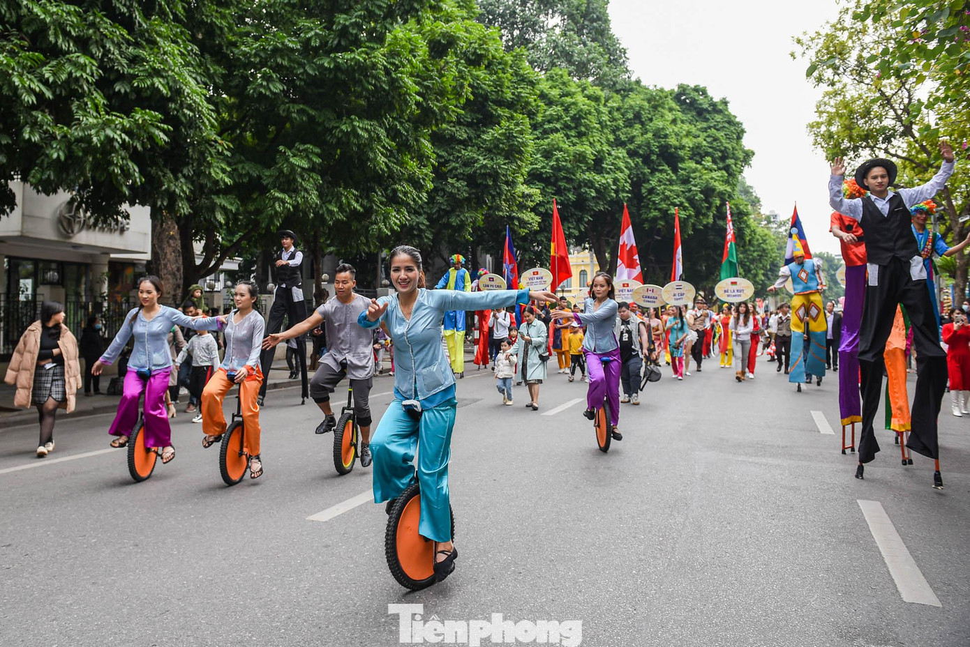 Hàng trăm nghệ sĩ xiếc diễu hành trên phố đi bộ. Hàng trăm nghệ sĩ xiếc diễu hành trên phố đi bộ.
