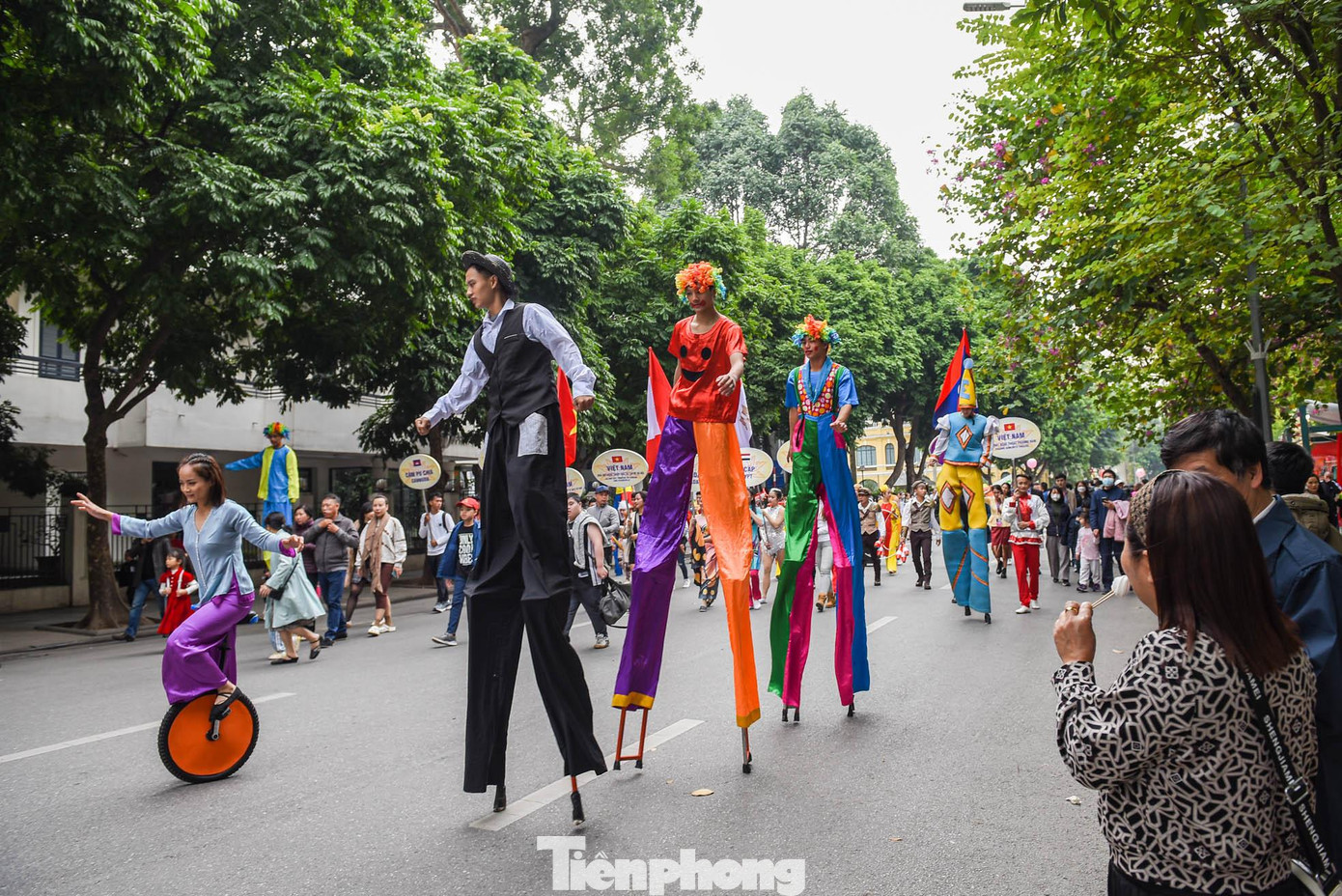 Người dân Thủ đô được chứng kiến trực tiếp các nghệ sĩ nổi tiếng trong và ngoài nước. Người dân Thủ đô được chứng kiến trực tiếp các nghệ sĩ nổi tiếng trong và ngoài nước.