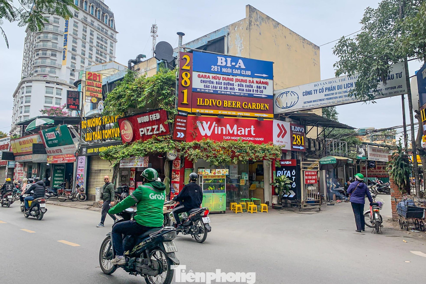 Nhiều hàng quán như nhà hàng, siêu thị, quán sửa xe, quán bia... mọc lên tại địa chỉ này. Nhiều hàng quán như nhà hàng, siêu thị, quán sửa xe, quán bia... mọc lên tại địa chỉ này.