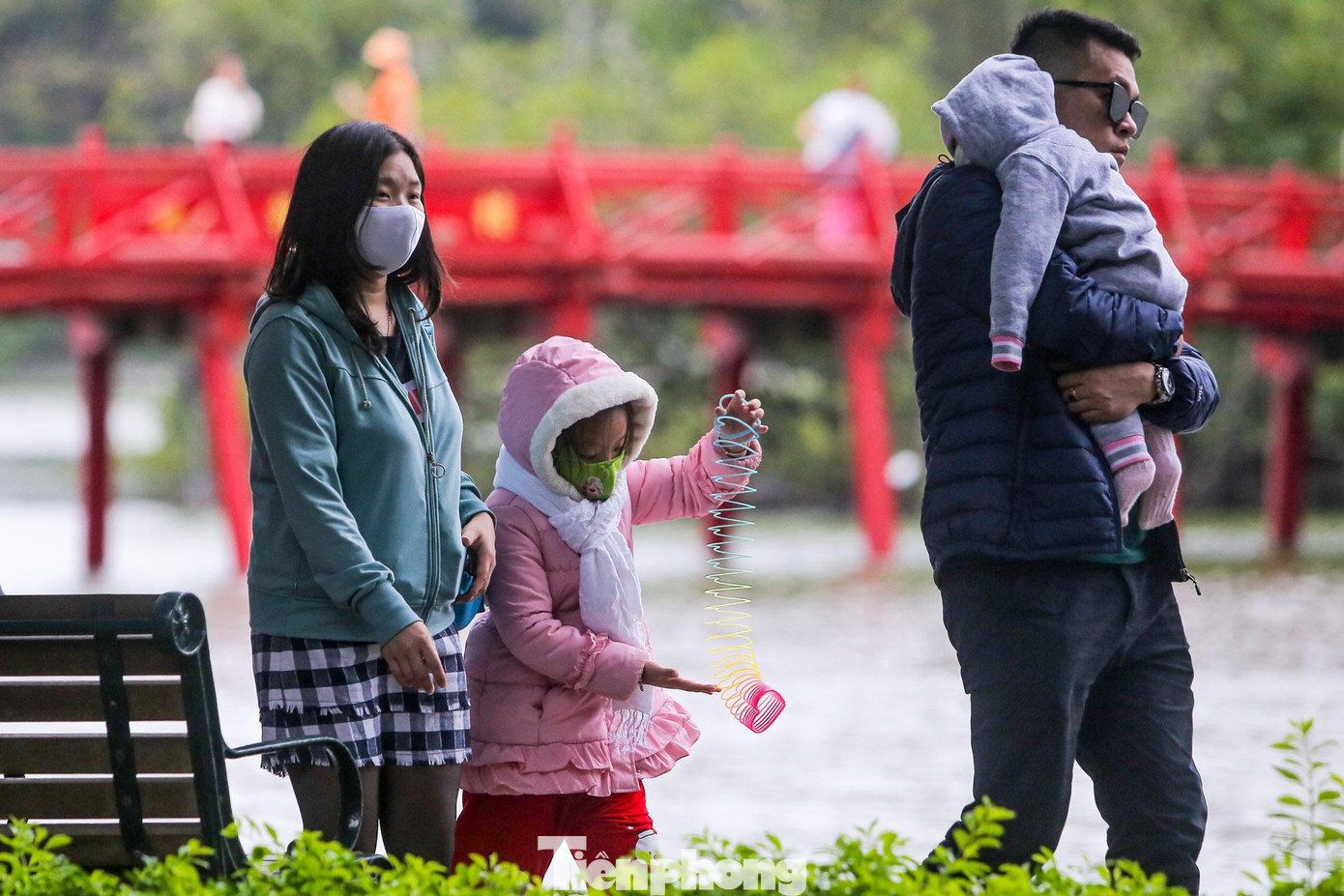 Nền nhiệt độ giảm sâu đột ngột khiến người dân Hà Nội "không kịp trở tay".