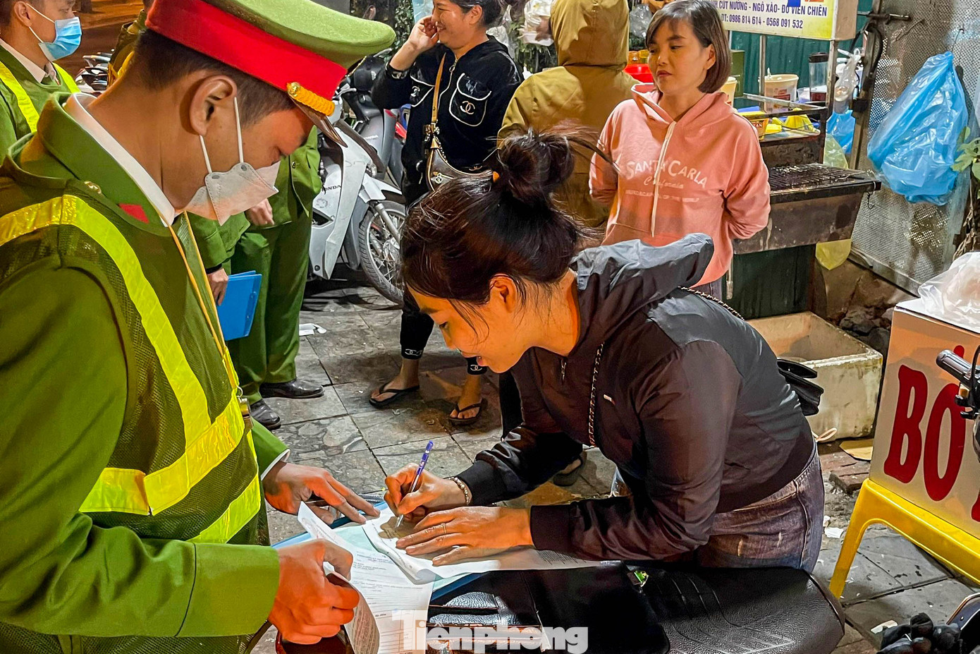 Các trường hợp sử dụng trái phép hè phố để kinh doanh dịch vụ ăn uống đều bị xử phạt.