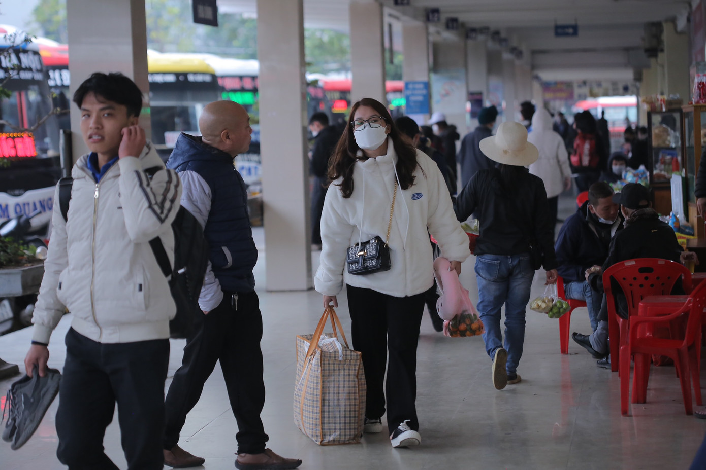 Do lịch nghỉ Tết Dương lịch kéo dài 3 ngày (từ 31/12/2022 - 2/1/2023) nên nhiều người đã tranh thủ về quê, đi du lịch dịp này.