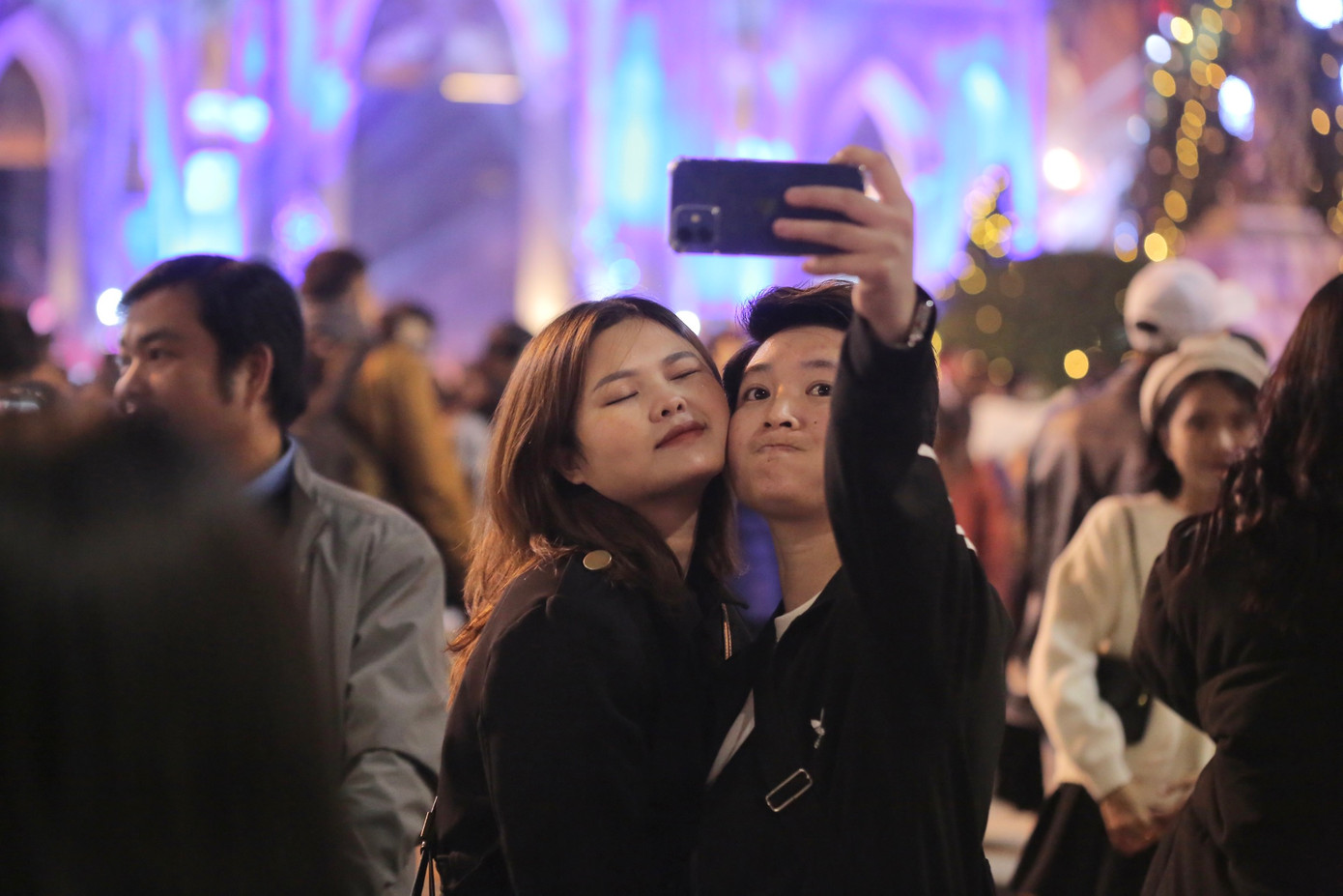 Không khí Giáng sinh ngập tràn xung quanh khu vực Nhà thờ Lớn. Không khí Giáng sinh ngập tràn xung quanh khu vực Nhà thờ Lớn.