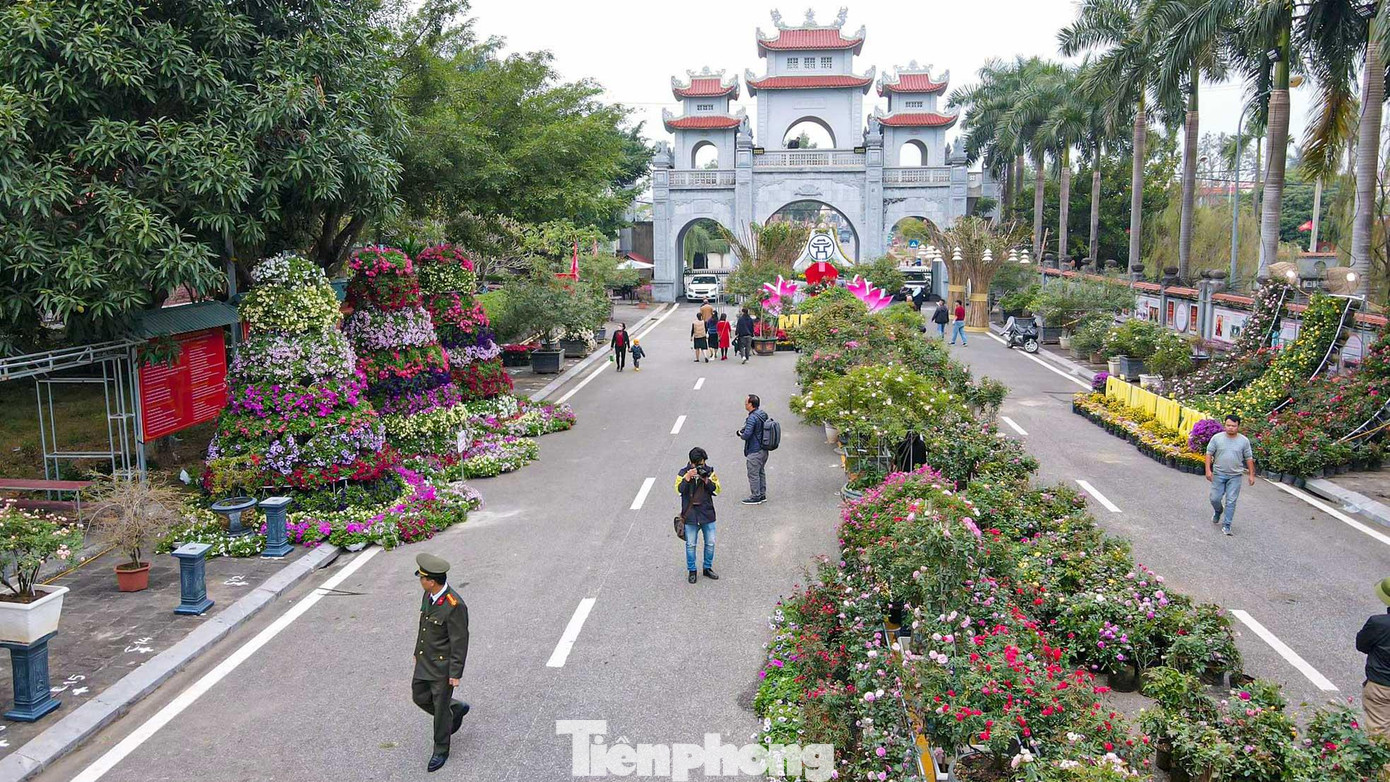 Theo ghi nhận của PV, con đường hoa hồng dài 20m, là điểm nhấn của lễ hội hoa Mê Linh trong lần đầu tiên được tổ chức đã hoàn thành, sẵn sàng đón du khách trong những ngày tới.