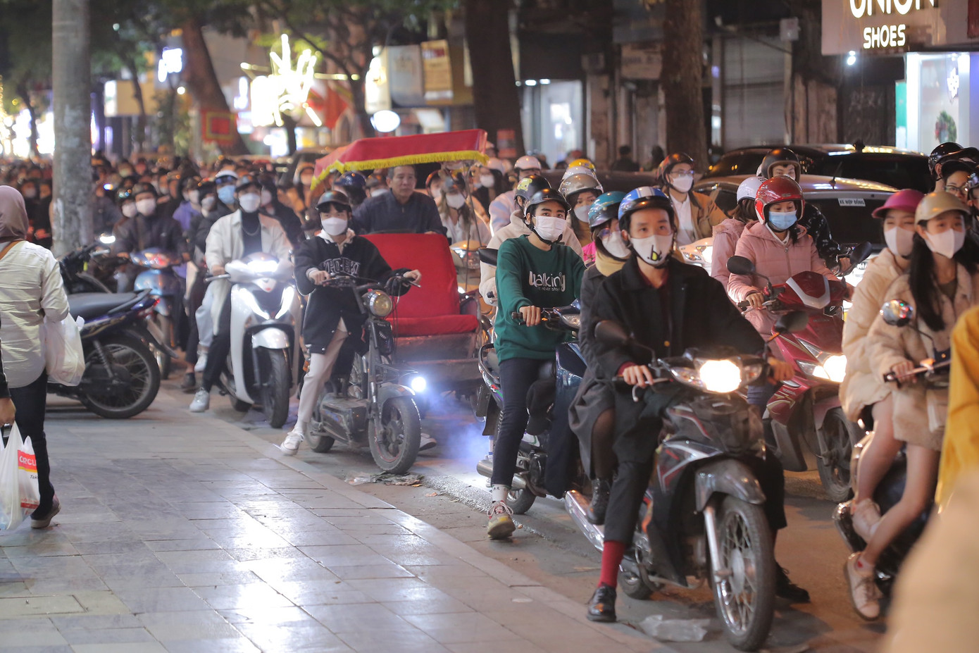 Các phương tiện nhích từng bước lên phố đón Giáng sinh.