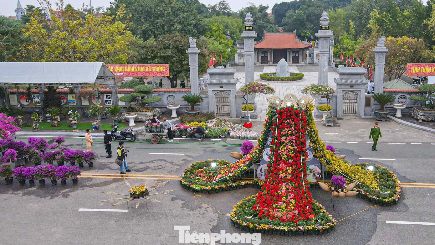 Con đường trái tim dài 20m được trang trí 100% từ hoa hồng và sự kết hợp khéo léo của các thác hoa cao 4m được phủ kín hoa, sự tương tác của nghệ thuật ánh sáng được các nghệ nhân trang trí hoa nghiên cứu tỉ mỉ.