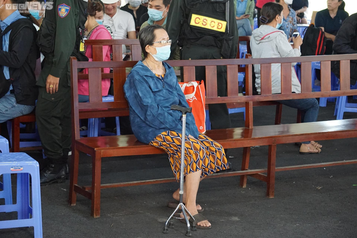 Cụ bà Bùi Thị Thanh Thảo thất thần ngồi một mình tại phiên tòa.