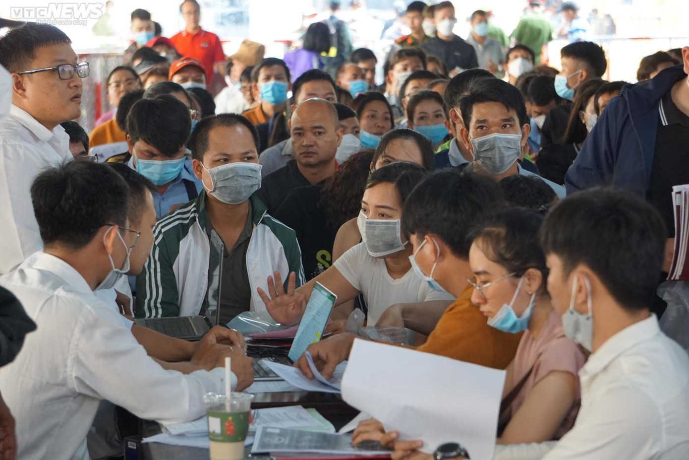 Các bị hại làm thủ tục tại bàn Thư ký HĐXX.