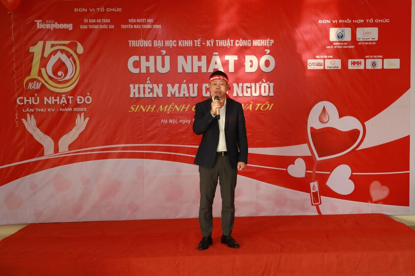 Nhà báo Phùng Công Sưởng – Phó Tổng Biên tập báo Tiền Phong phát biểu tại chương trình. Nhà báo Phùng Công Sưởng – Phó Tổng Biên tập báo Tiền Phong phát biểu tại chương trình.