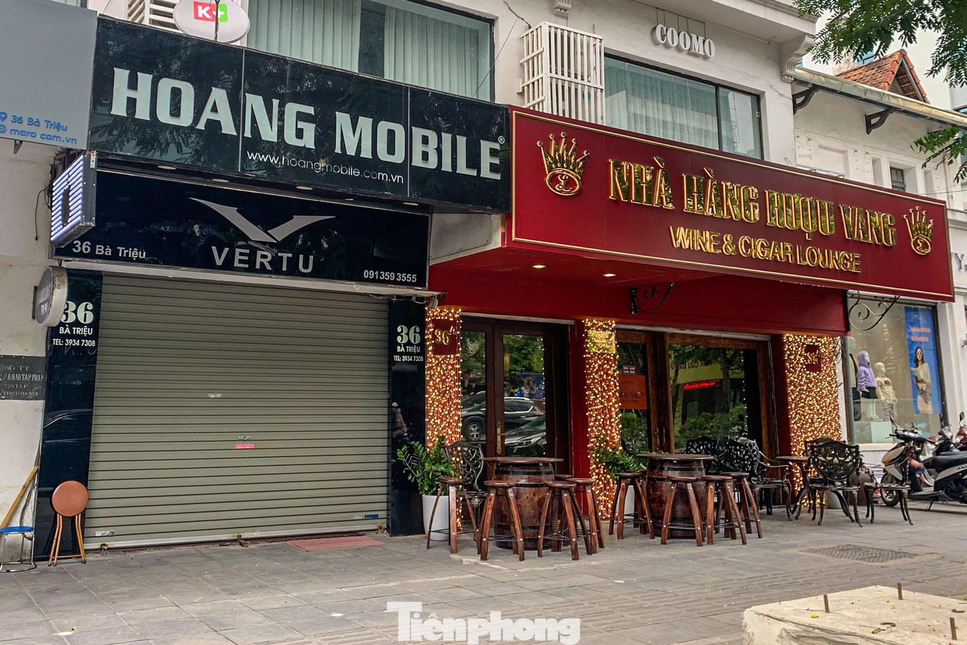 "Đất vàng" tại số 36 Bà Triệu thuộc quỹ nhà chuyên dùng đã được Cty Xuất nhập khẩu tạp phẩm thuê nhưng sau đó đã cải tạo, xây dựng trái phép. Hiện có 3 cửa hàng kinh doanh trên mặt tiền phố Bà Triệu, phía sau cửa hàng là nhà của các hộ dân sinh sống. Hợp đồng thuê nhà ký với Cty Xuất nhập khẩu tạp phẩm đã hết hiệu lực, Cty đang nợ tiền thuê… "Đất vàng" tại số 36 Bà Triệu thuộc quỹ nhà chuyên dùng đã được Cty Xuất nhập khẩu tạp phẩm thuê nhưng sau đó đã cải tạo, xây dựng trái phép. Hiện có 3 cửa hàng kinh doanh trên mặt tiền phố Bà Triệu, phía sau cửa hàng là nhà của các hộ dân sinh sống. Hợp đồng thuê nhà ký với Cty Xuất nhập khẩu tạp phẩm đã hết hiệu lực, Cty đang nợ tiền thuê…