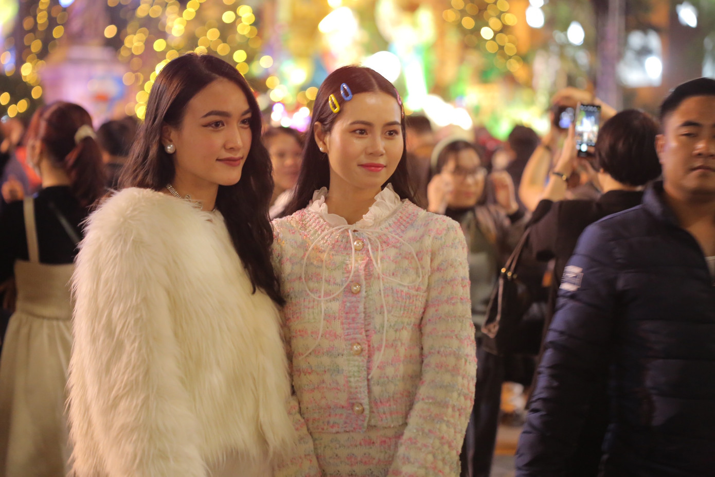 Nhiều bóng hồng xinh đẹp xuất hiện trong đêm Giáng sinh. Nhiều bóng hồng xinh đẹp xuất hiện trong đêm Giáng sinh.