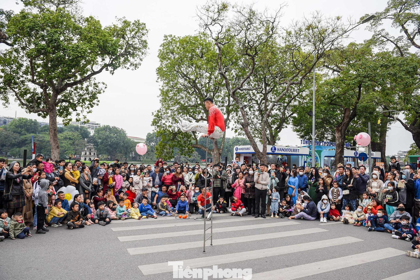 Các thể loại xiếc biểu diễn bao gồm: Nhào lộn, Tung hứng, Thăng bằng; Ảo thuật; Hề Xiếc … có chất lượng chuyên môn tốt. Các thể loại xiếc biểu diễn bao gồm: Nhào lộn, Tung hứng, Thăng bằng; Ảo thuật; Hề Xiếc … có chất lượng chuyên môn tốt.