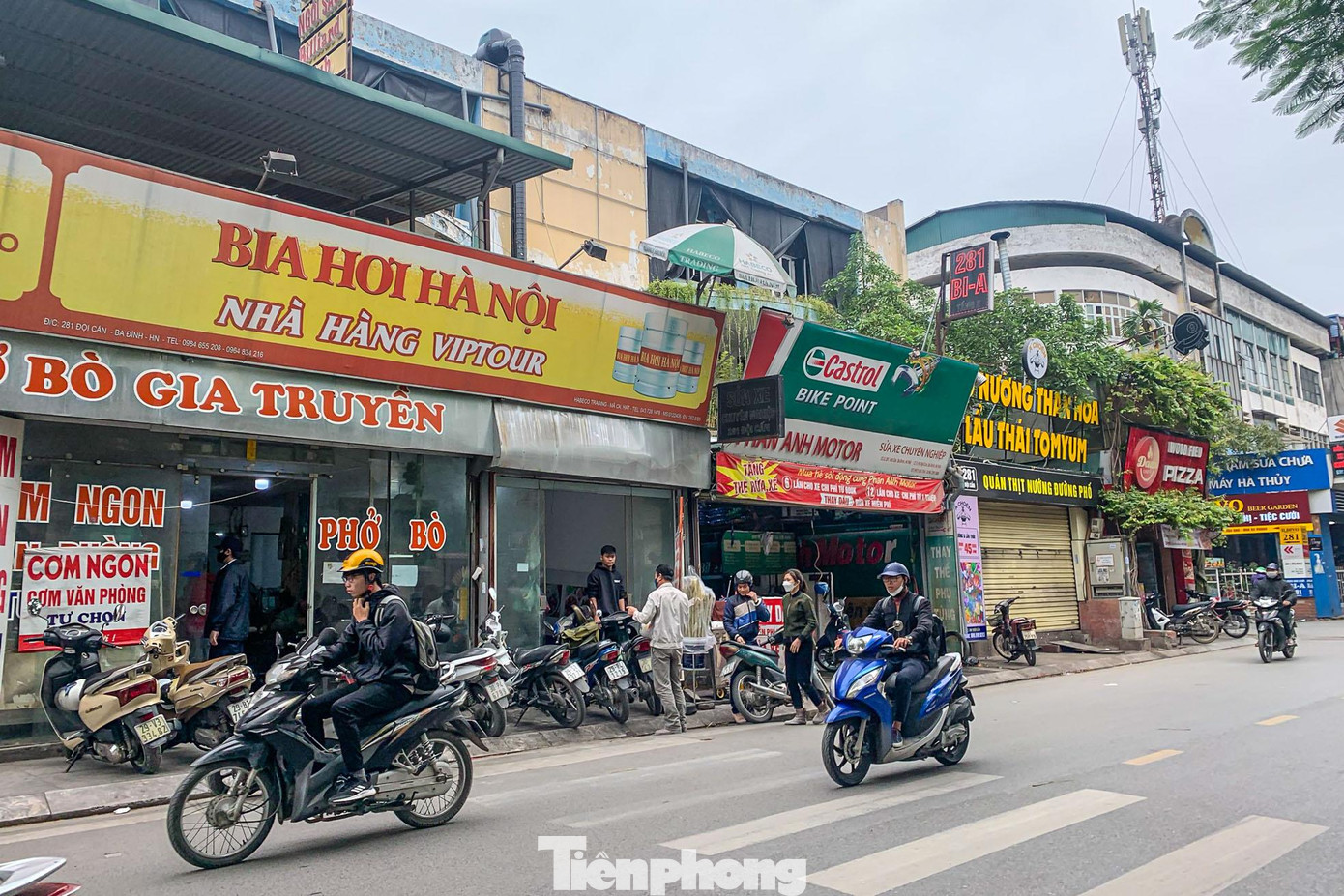 Tại nhà chuyên dùng số 281 Đội Cấn có mặt tiền rộng đang được sử dụng với nhiều chức năng khác nhau. Tại nhà chuyên dùng số 281 Đội Cấn có mặt tiền rộng đang được sử dụng với nhiều chức năng khác nhau.