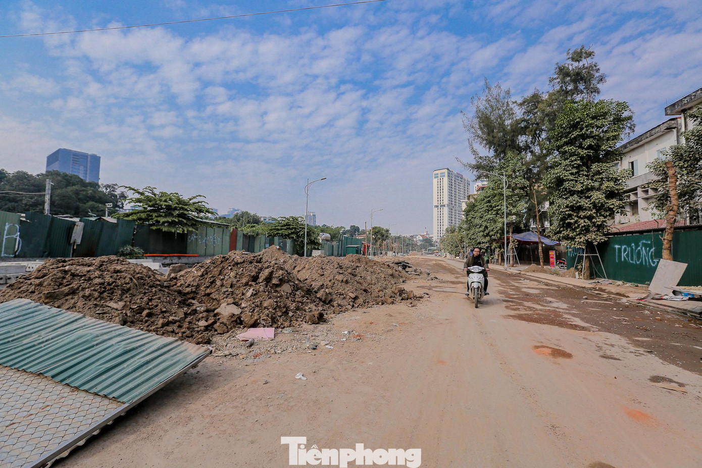 Nhiều đoạn vật liệu, phế thải còn ngổn ngang.