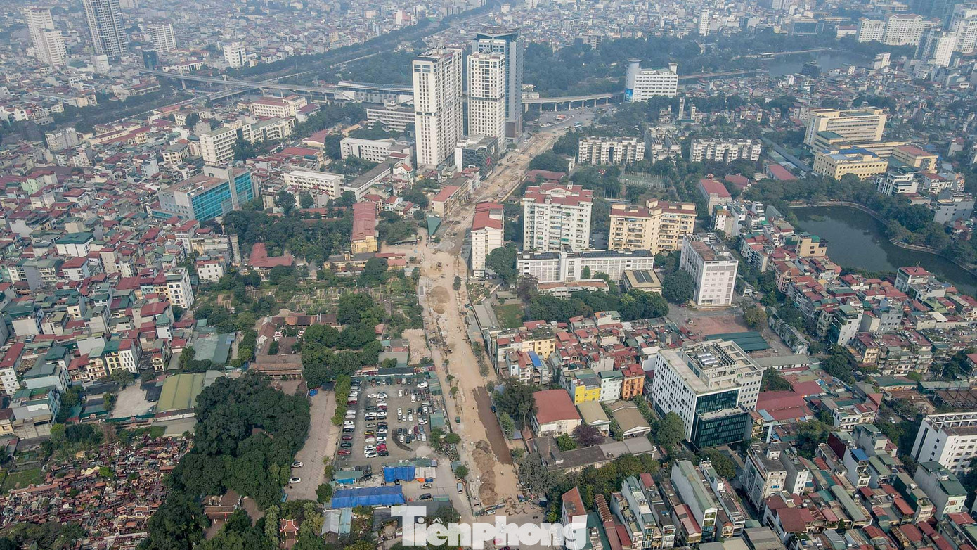 Theo ghi nhận của PV, sau hơn 3 năm thi công, hiện tại tuyến đường Huỳnh Thúc Kháng kéo dài (quận Đống Đa, Hà Nội) đã hoàn thành được hơn 80% khối lượng công việc, toàn bộ mặt bằng đường Huỳnh Thúc Kháng kéo dài đã được giải phóng mặt bằng.