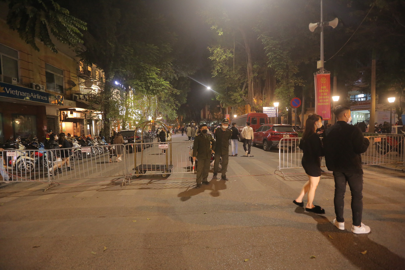 Lực lượng chức năng rào barie quanh các tuyến phố trung tâm Thủ đô dẫn đến các điểm đón Giáng sinh nổi tiếng như Nhà thờ Lớn, phố đi bộ Hồ Gươm...