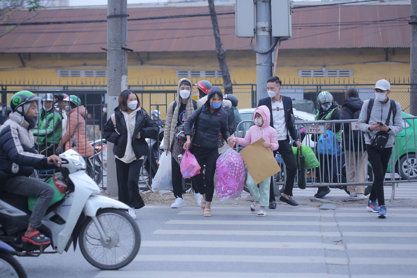 Nhiều người dân băng qua rào chắn dải phân cách, bất chấp nguy hiểm để vào bến xe.