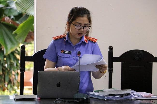 Đại diện Viện Kiểm sát công bố cáo trạng và nêu quan điểm nhận định về vụ án. Ảnh: Quang Hưng