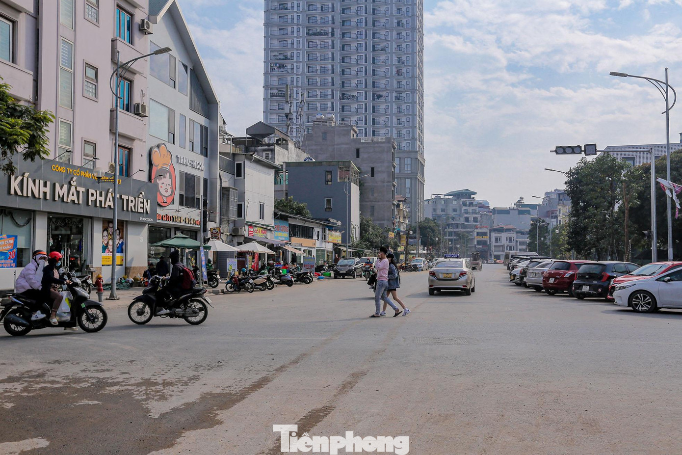 Đoạn cắt ngang tại nút giao với phố Chùa Láng.