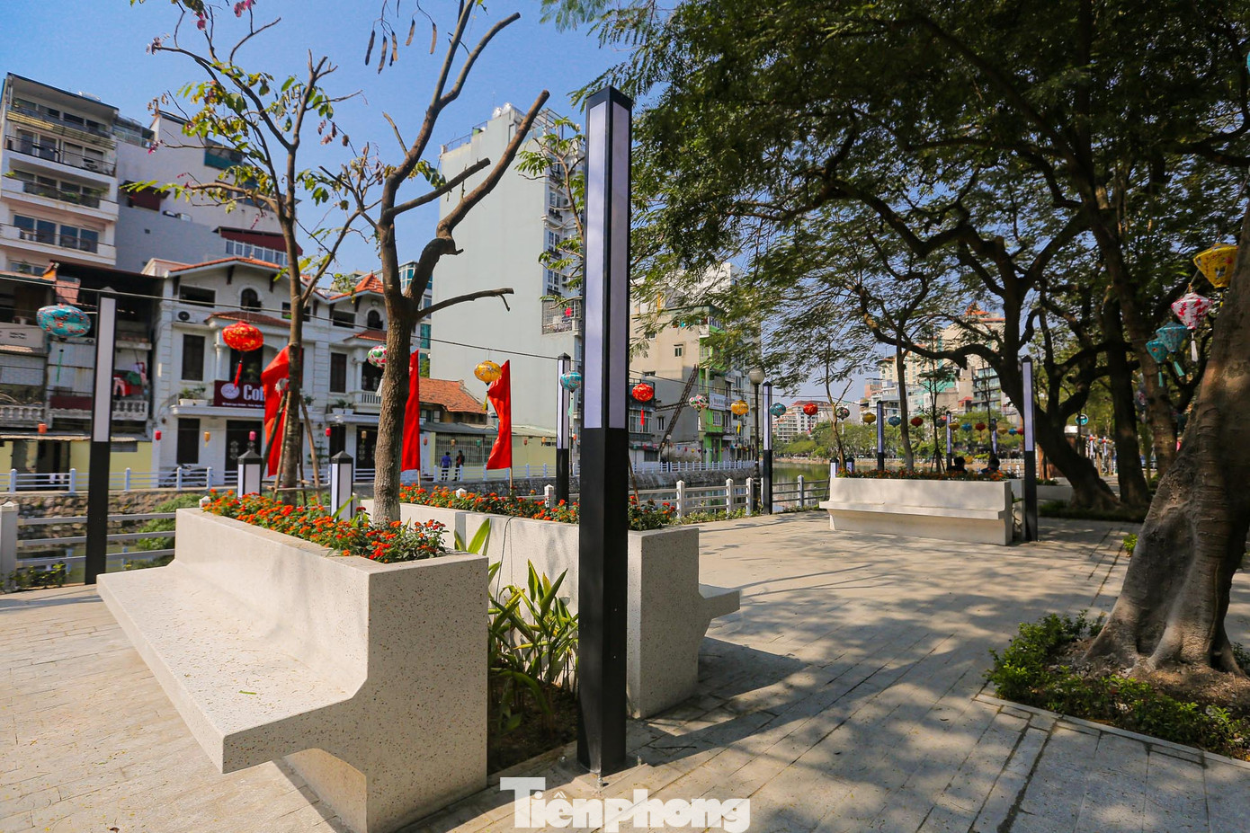 Loạt ghế đá trong khuôn viên phố đi bộ đã được hoàn thành. Loạt ghế đá trong khuôn viên phố đi bộ đã được hoàn thành.