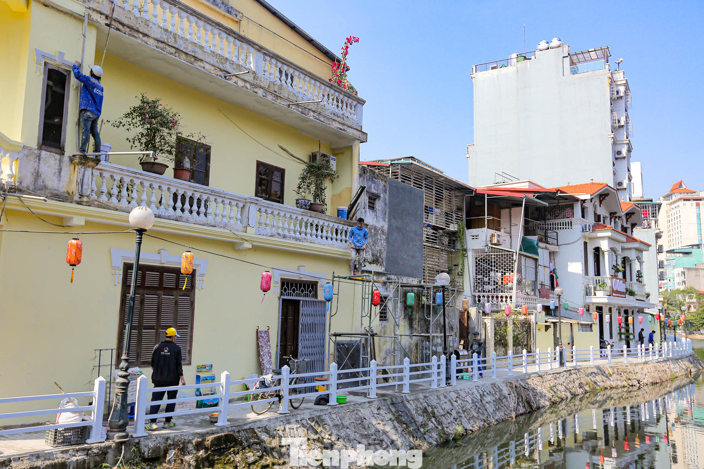 Dọc bên hồ sẽ được thắp sáng bởi những đèn lồng nhiều màu. Dọc bên hồ sẽ được thắp sáng bởi những đèn lồng nhiều màu.