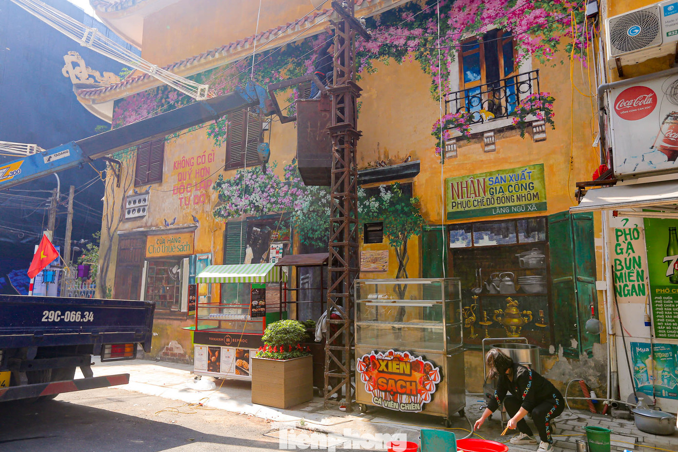 Sau lễ khai trương, khu phố được vận hành đi vào hoạt động thường xuyên tại khu vực vườn hoa đầu cầu Ngũ Xã 1 và trên 2 đoạn phố Ngũ Xã (đoạn từ Lạc Chính đến Nam Tràng) và phố Nguyễn Khắc Hiếu (đoạn từ Mạc Đĩnh Chi đến Trần Tế Xương). Sau lễ khai trương, khu phố được vận hành đi vào hoạt động thường xuyên tại khu vực vườn hoa đầu cầu Ngũ Xã 1 và trên 2 đoạn phố Ngũ Xã (đoạn từ Lạc Chính đến Nam Tràng) và phố Nguyễn Khắc Hiếu (đoạn từ Mạc Đĩnh Chi đến Trần Tế Xương).