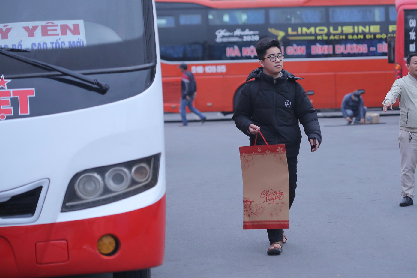 Những tấm lịch, quà Tết là thứ dễ thấy trong ngày cuối năm tại bến xe Giáp Bát.