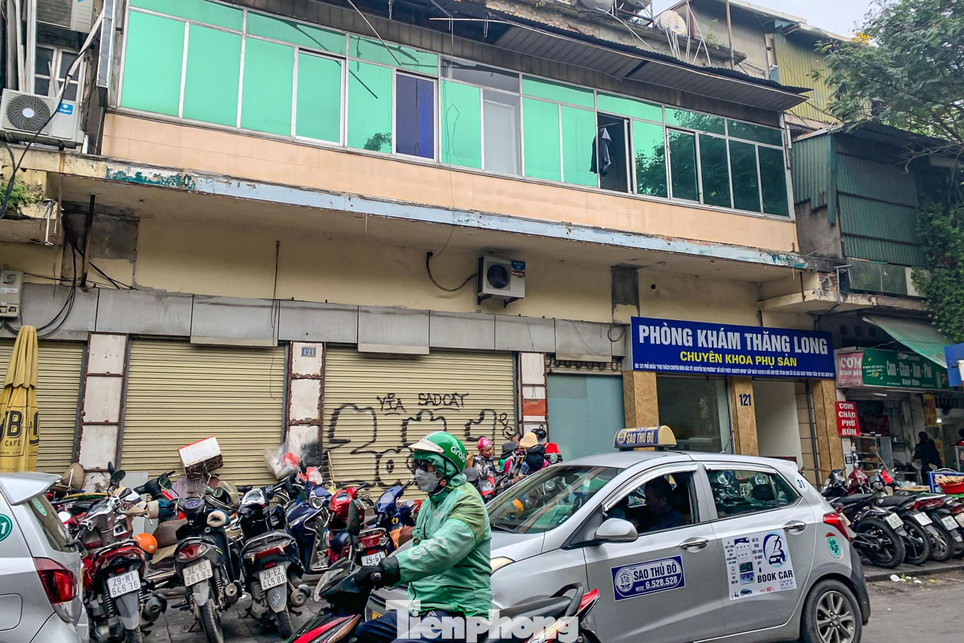 Tại địa chỉ 121 Phủ Doãn (quận Hoàn Kiếm): Ngày 14/9/2015, UBND TP có Quyết định về việc thu hồi nhà chuyên dùng số 121 Phủ Doãn và giao cho Cty TNHH MTV Quản lý và Phát triển nhà Hà Nội tổ chức bán đấu giá hoặc đấu thầu quyền thuê nhà thuộc sở hữu nhà nước. Tại địa chỉ 121 Phủ Doãn (quận Hoàn Kiếm): Ngày 14/9/2015, UBND TP có Quyết định về việc thu hồi nhà chuyên dùng số 121 Phủ Doãn và giao cho Cty TNHH MTV Quản lý và Phát triển nhà Hà Nội tổ chức bán đấu giá hoặc đấu thầu quyền thuê nhà thuộc sở hữu nhà nước.