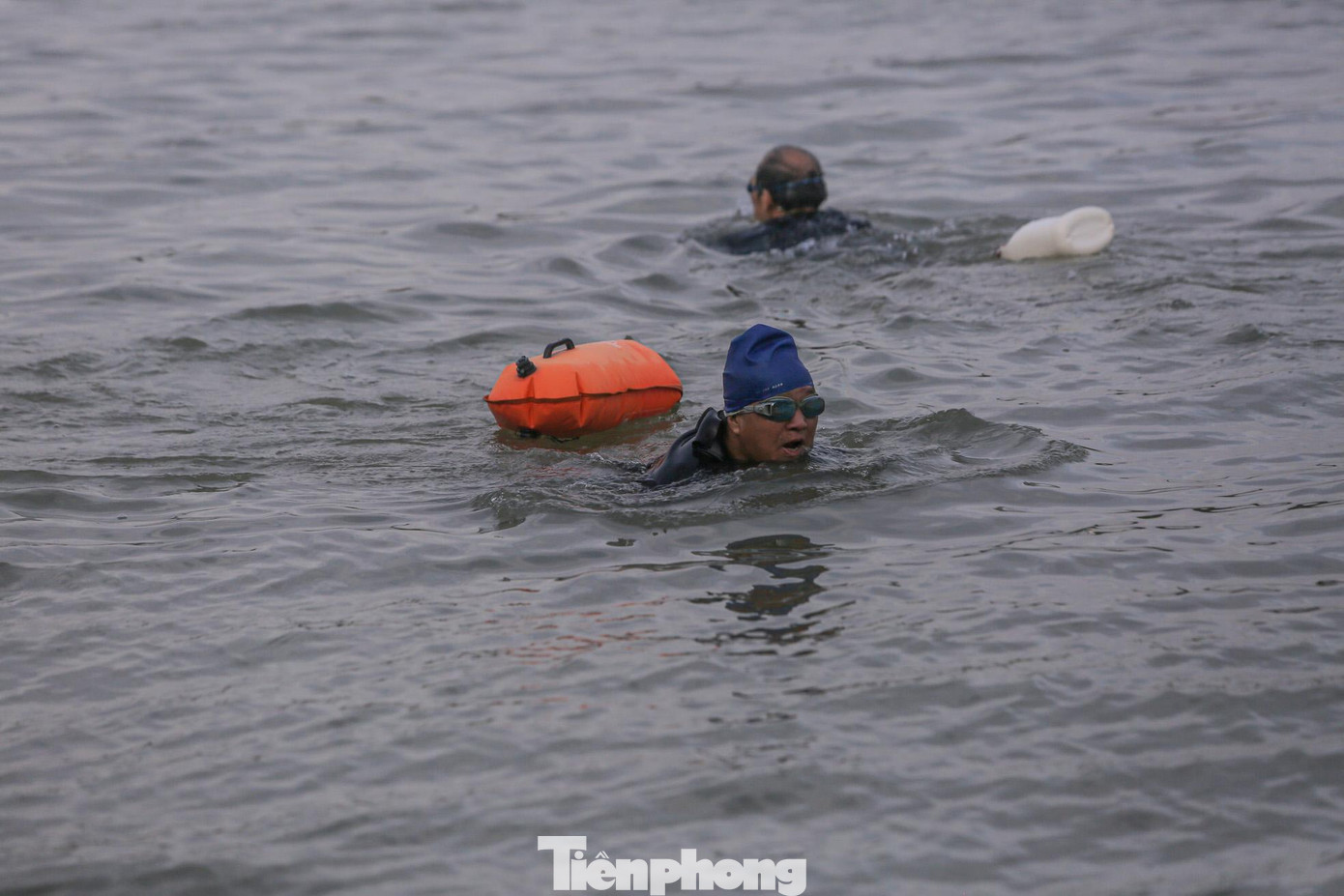 "Nước sông lạnh lắm nhưng tắm lâu thành quen. Ngày nào, tôi cũng ra đây tập thể dục, bơi vài vòng", một người dân chia sẻ.