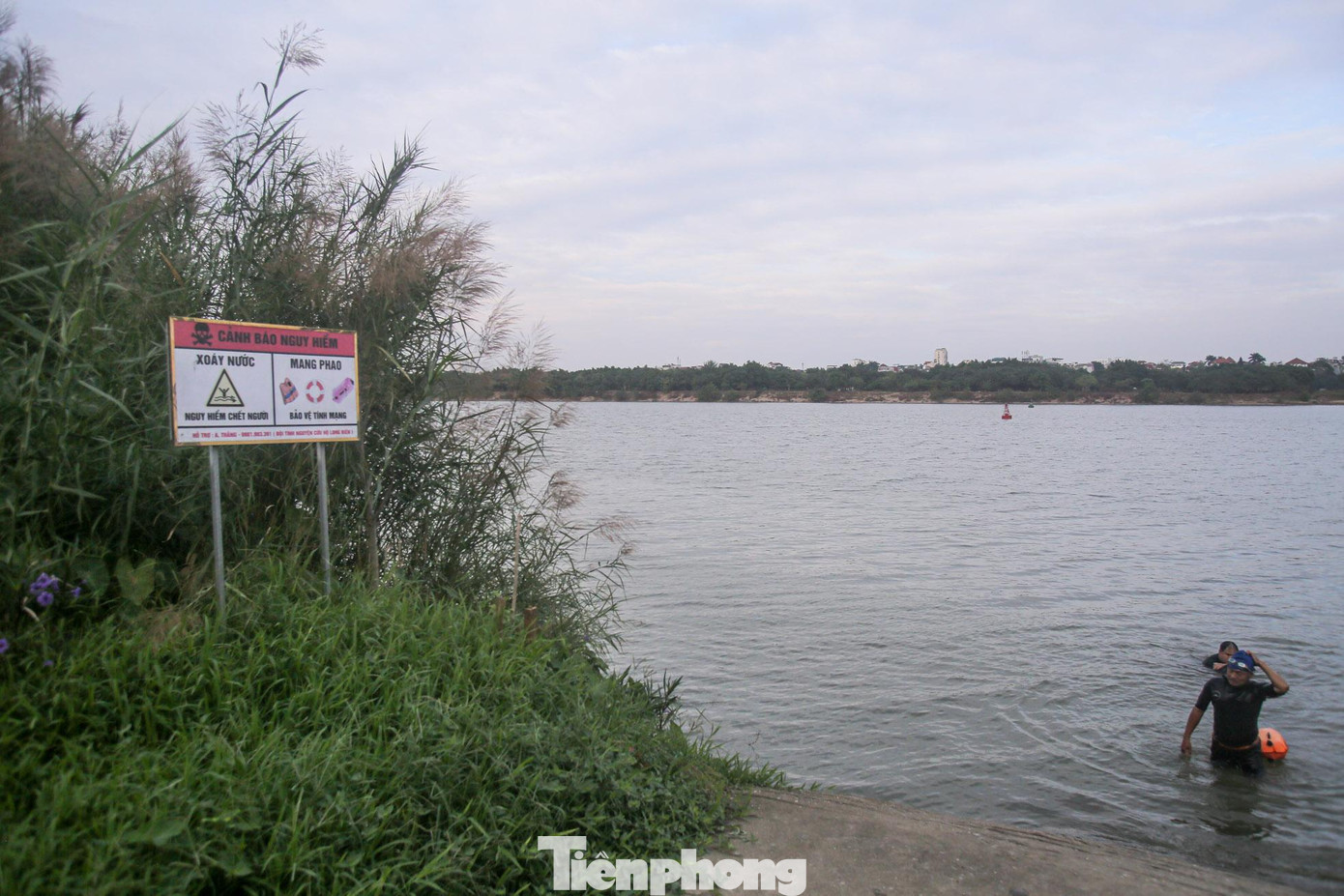 Biển cảnh báo nguy hiểm được cắm dọc bờ sông.