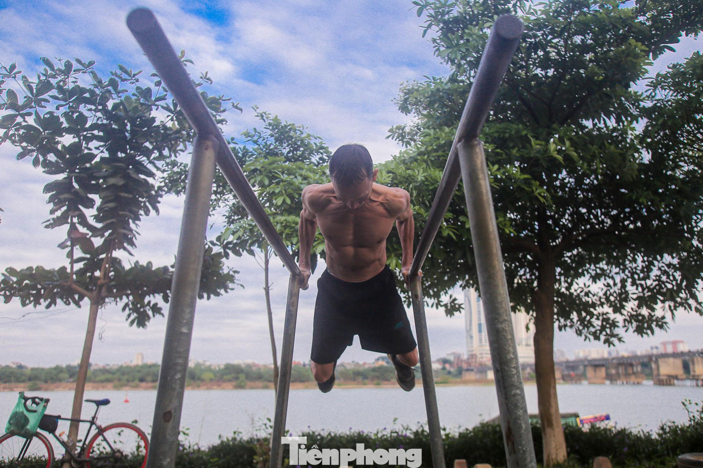 Ngoài bơi lội, nhiều người còn tập thể dục để nâng cao sức khỏe.