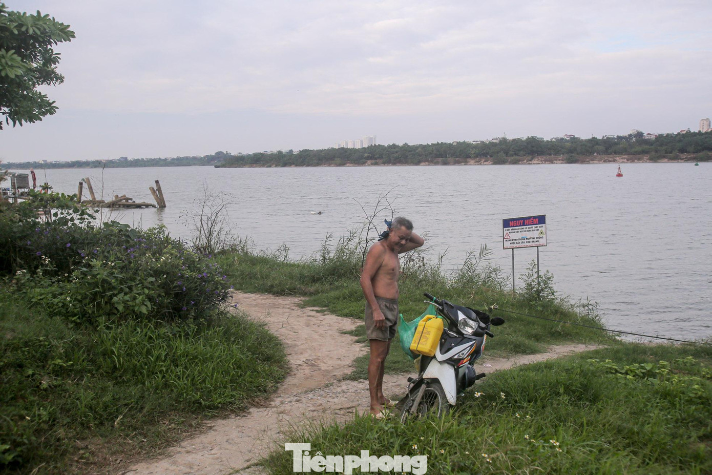 Do thời tiết lạnh, mỗi người chỉ bơi khoảng 15-20 phút là lên bờ.