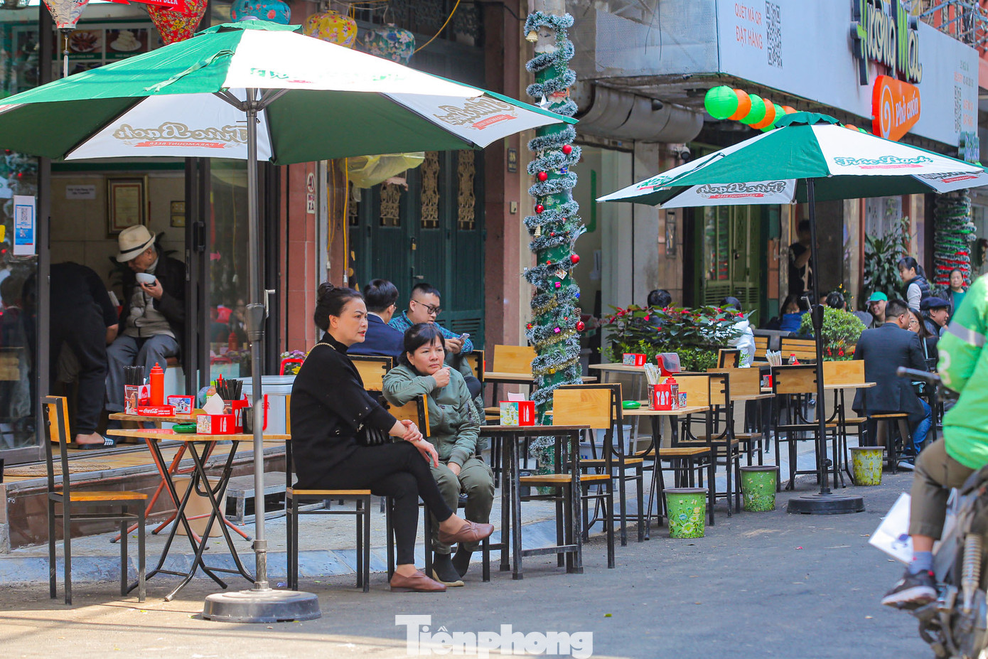 Bàn ghế đã được chuẩn bị sẵn sàng tại khu phố ẩm thực đi bộ được diễn ra vào tối nay. Bàn ghế đã được chuẩn bị sẵn sàng tại khu phố ẩm thực đi bộ được diễn ra vào tối nay.