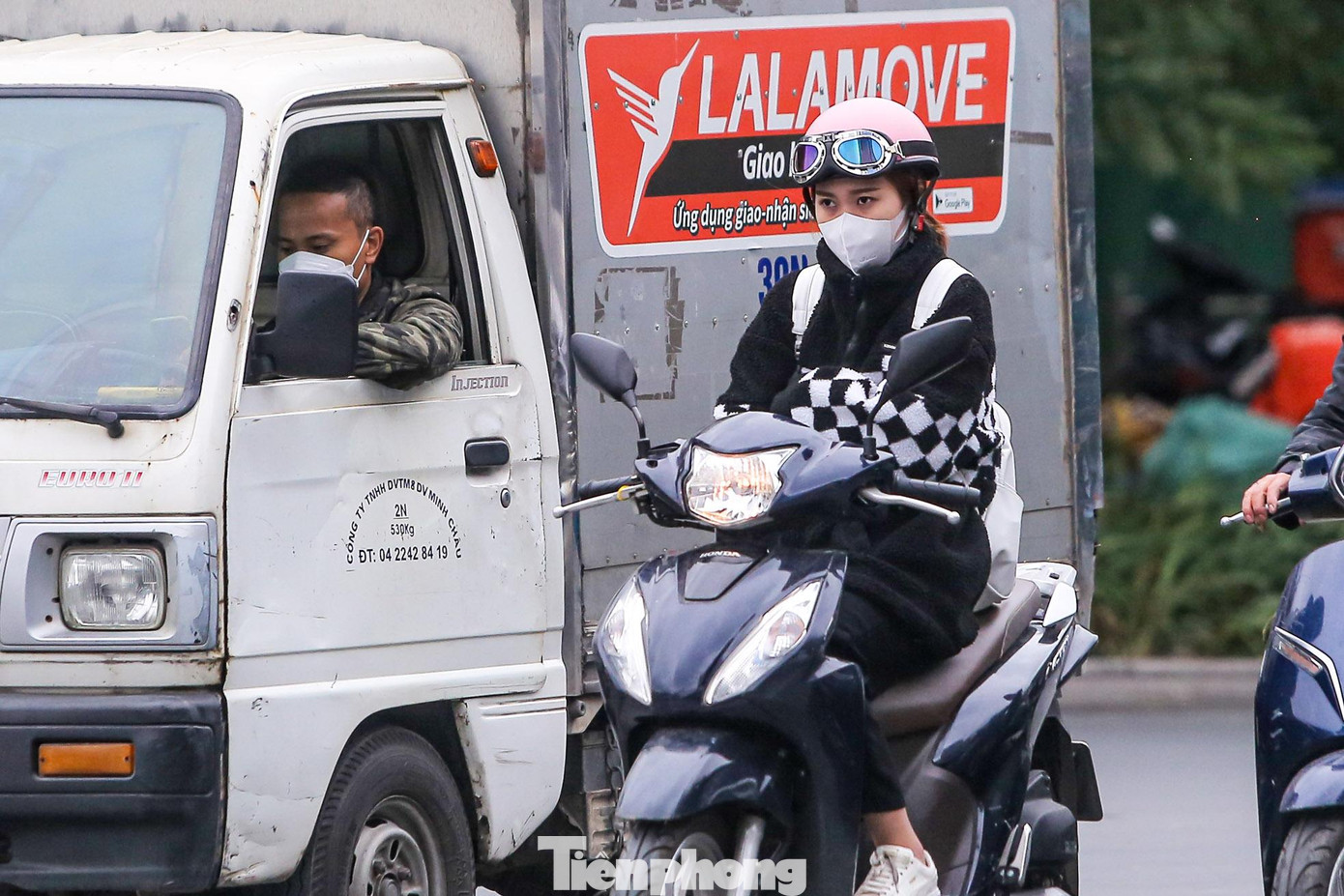 Đi ngoài trời, nhất là đi xe máy sẽ thấy rõ từng đợt gió Đông Bắc thổi mạnh.