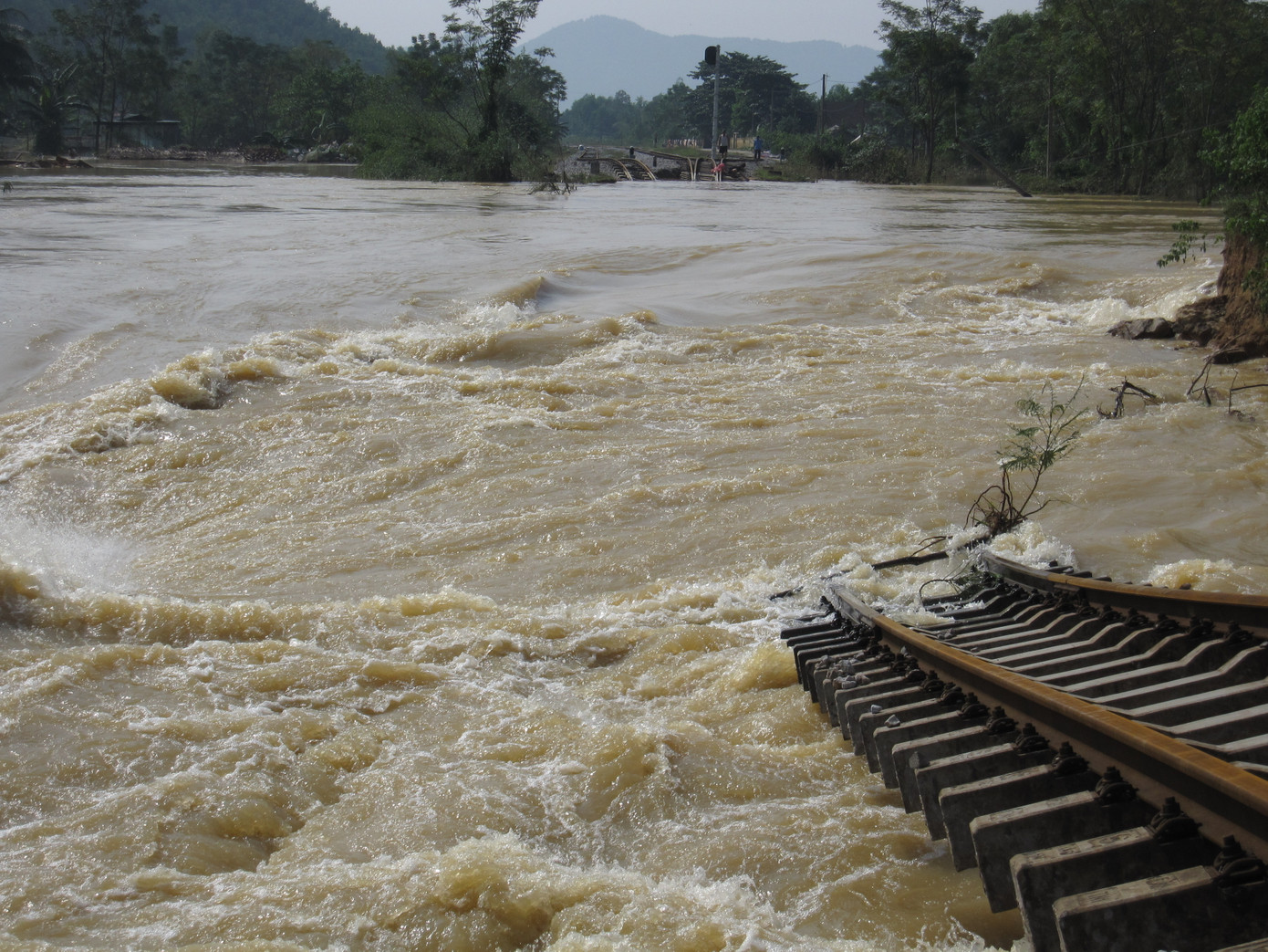 Đường sắt đoạn qua xã Đức Lạng, Đức Thọ chìm sâu hơn 7 mét.
