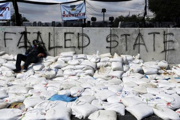 Người biểu tình nấp sau bức tường gần tòa nhà Quốc hội ở Bangkok