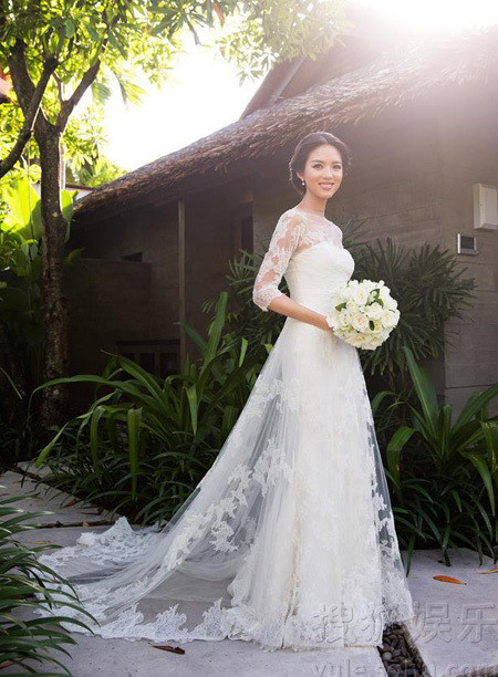 Váy cưới Trương Tử Lâm chọn là của thương hiệu thời trang Tây Ban Nha La Sposa, cô nói: “Vì là đám cưới ở biển, chiếc váy nhẹ nhàng bay bổng này rất phù hợp”
