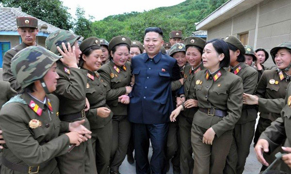 Lãnh đạo Kim Jong-Un được các nữ binh sĩ chào đón tại Trung tâm lực lượng Quân đội nhân dân Triều Tiên, đơn vị 4302