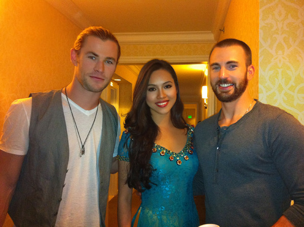 Vừa trở về từ chuyến đi Mỹ, Hoàng My ngay lập tức chia sẻ với các fans hâm mộ những hình ảnh hiếm hoi chụp cùng với các tài tử điển trai Chris Hemsworth (trái, người vào vai Thor - Thần Sấm) và Chris Evan (phải, người vào vai Captain America)