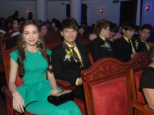 Hồ Ngọc Hà và nhóm nhạc do mình đỡ đầu cùng giành giải